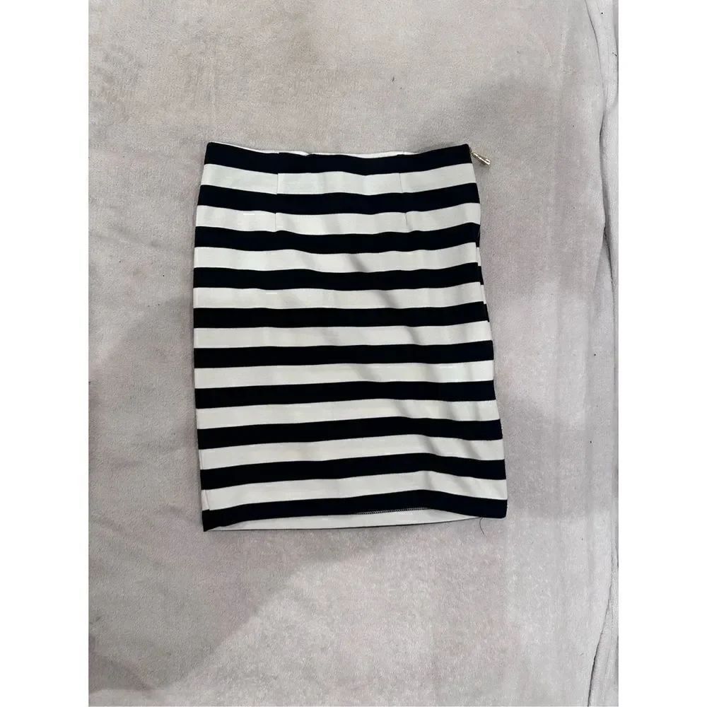 Vince Camuto size 0 women’s skirt with gold zipper down side black and white str